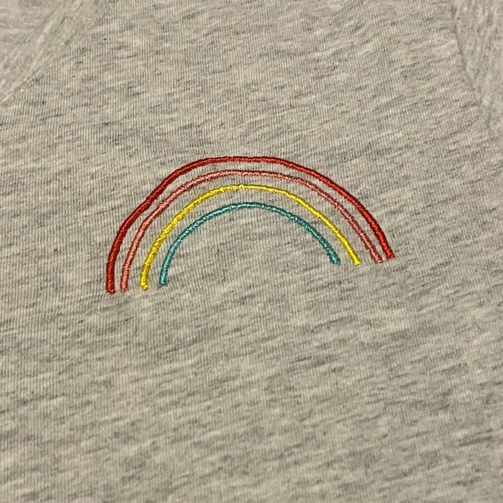 EVRI Women’s Size 1x Light Gray Tee Shirt Top with Rainbow Detail - Picture 2 of 4